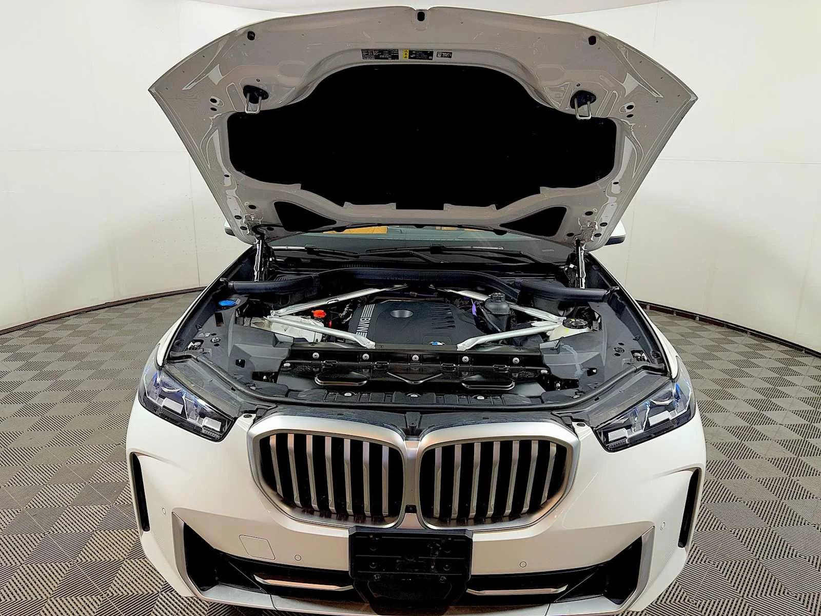 Certified Used 2024 Mineral White Metallic BMW xDrive40i image 31