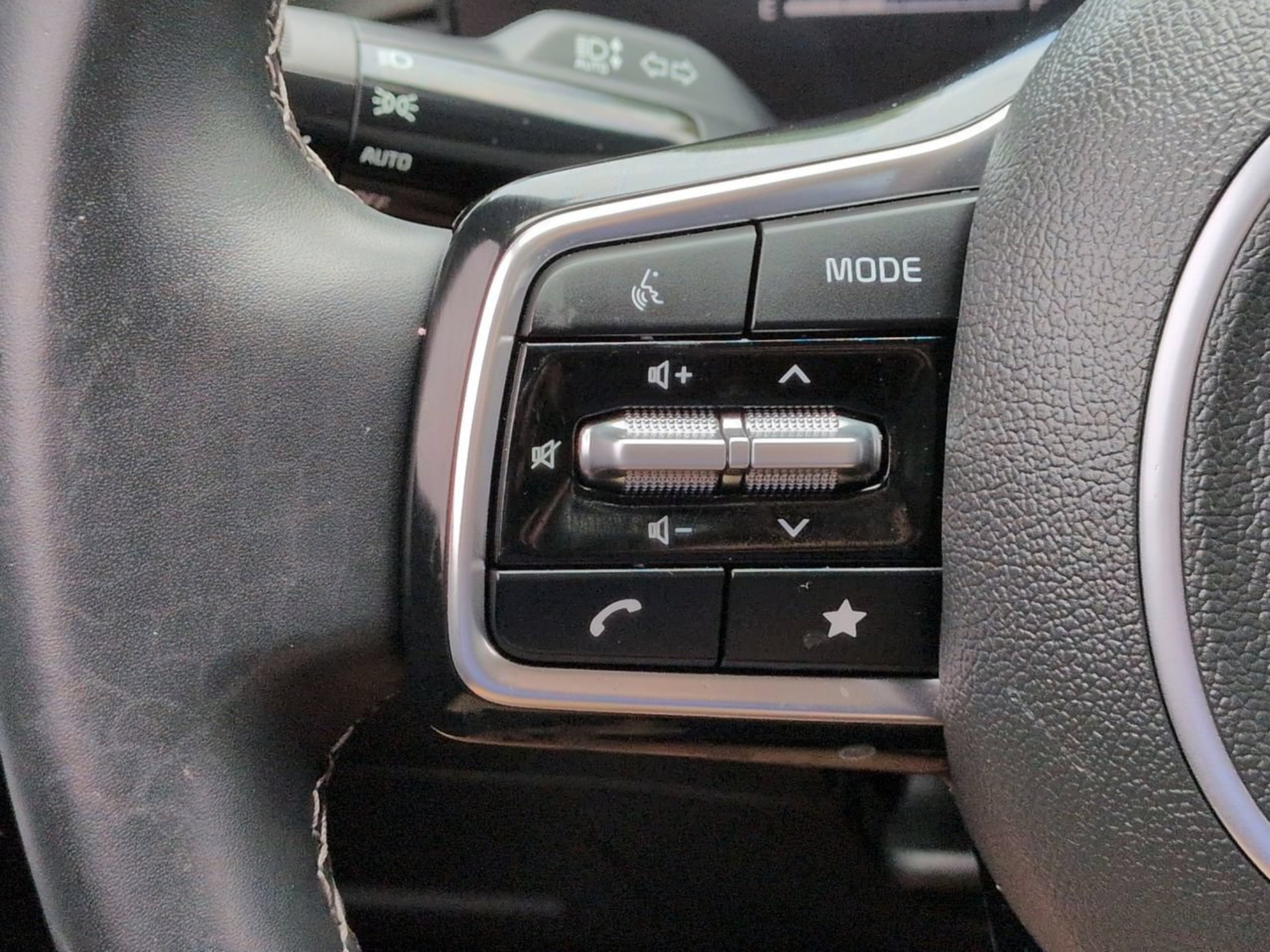 Certified Used 2025 Wolf Gray Kia S image 31