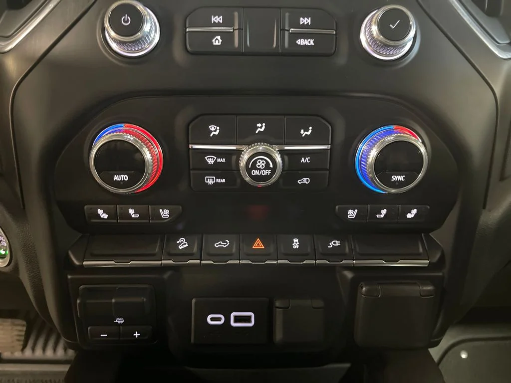 Used 2022 White GMC AT4 image 19