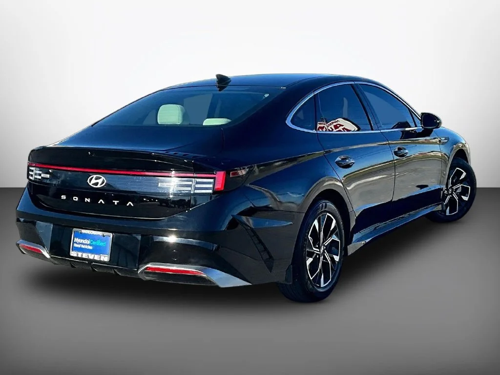 Used 2025 Black Hyundai SEL image 6