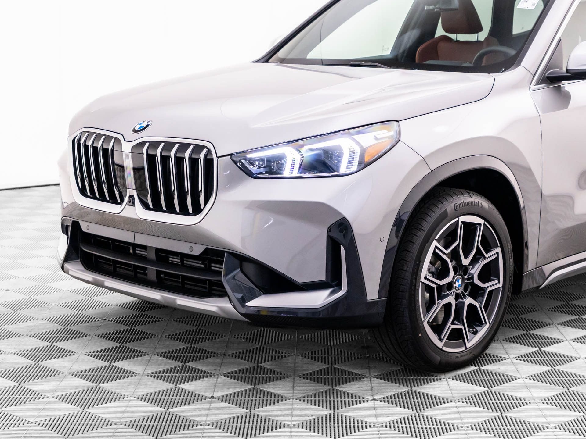 New 2026 Space Silver Metallic BMW xDrive28i image 37