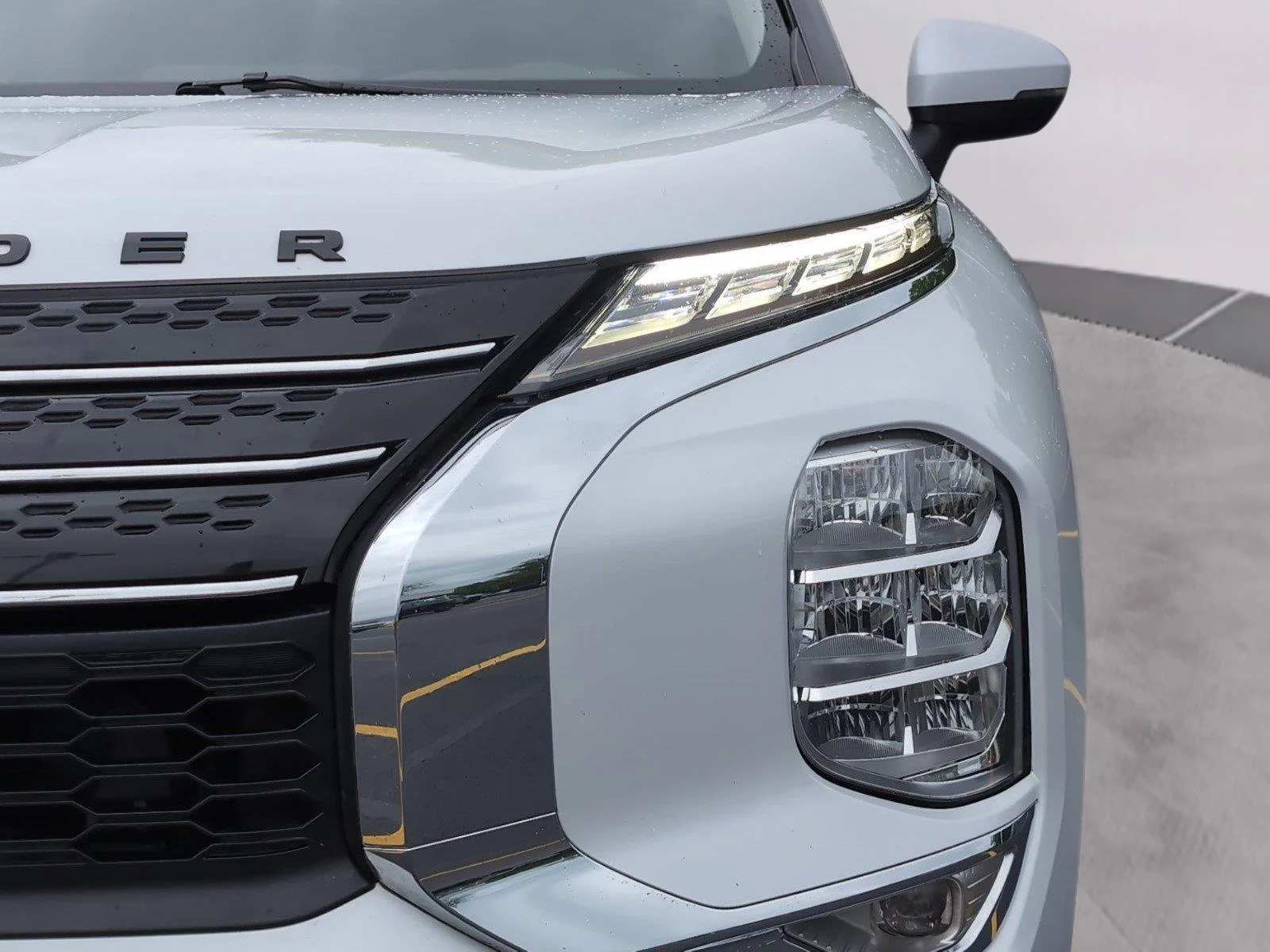 Used 2022 White Diamond Mitsubishi Black Edition image 34