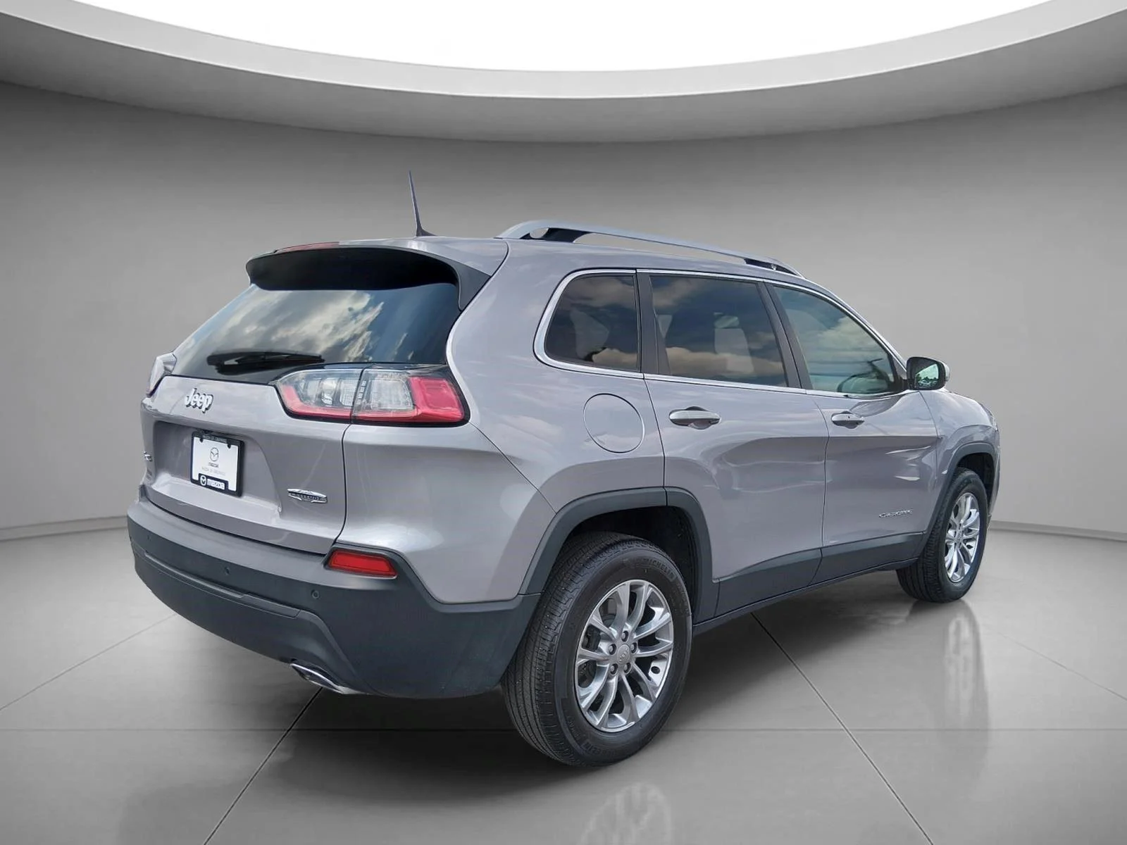 Used 2019 Granite Crystal Metallic Clearcoat Jeep Latitude Plus image 11