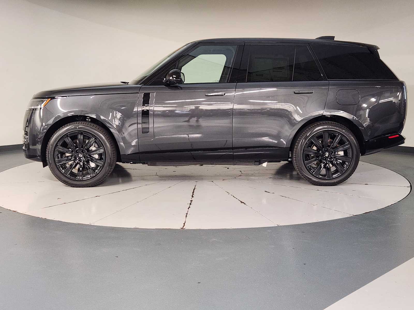 New 2027 Carpathian Grey Premium Metallic Land Rover SE image 5