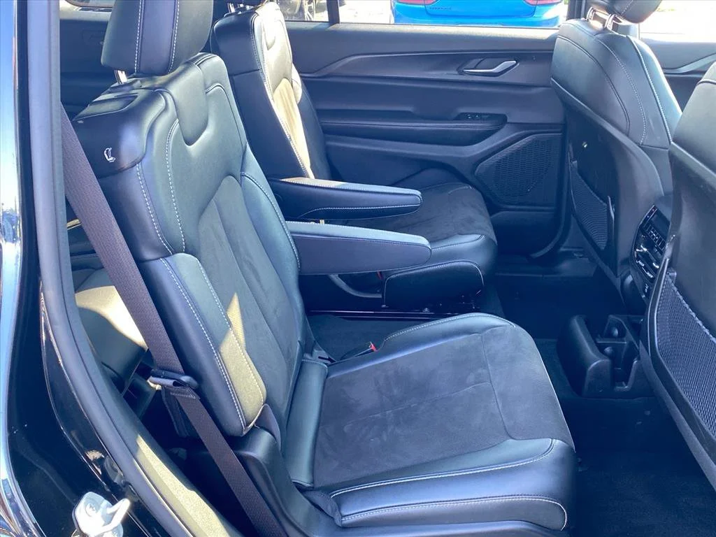 Used 2023 Diamond Black Crystal Pearlcoat Jeep Altitude image 24