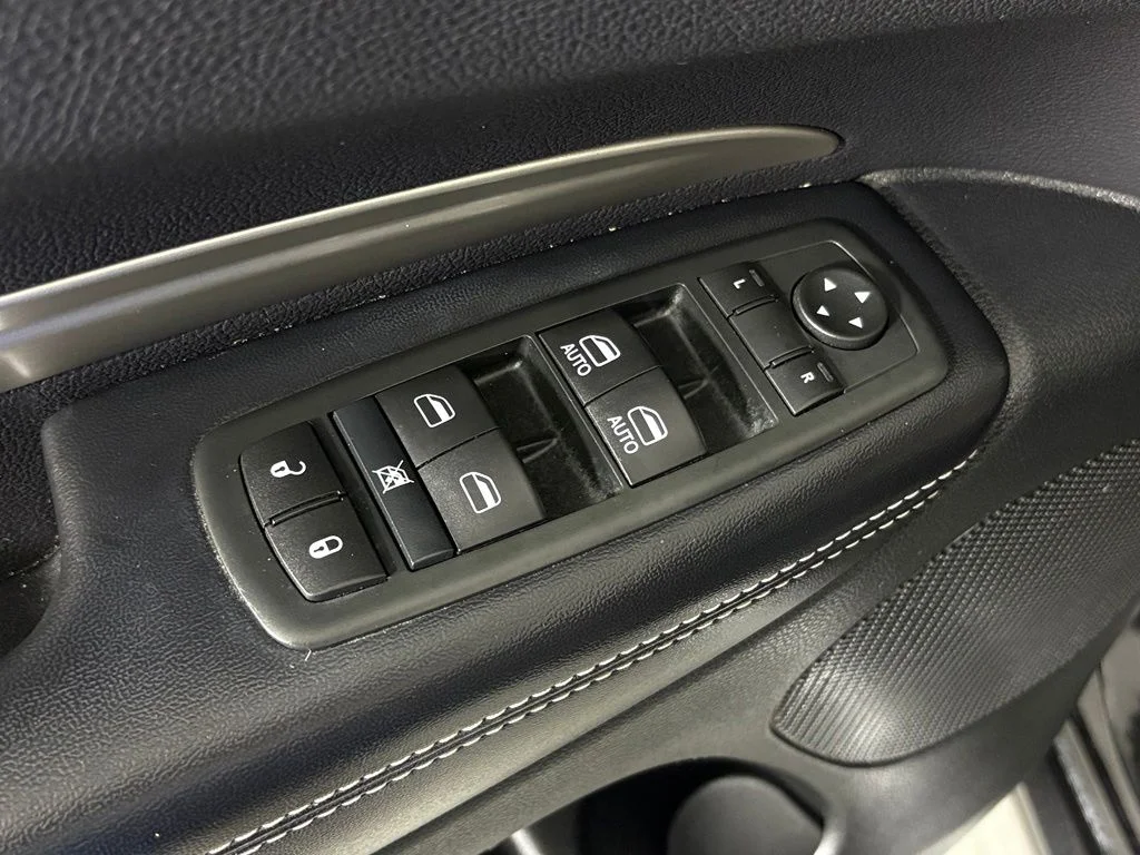 Used 2015 Black Dodge SXT image 15