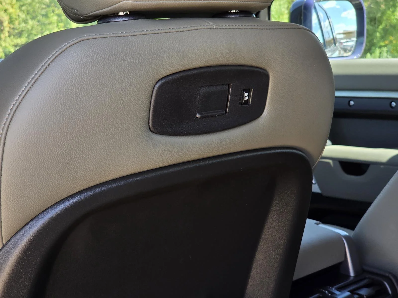 Used 2020 Pangea Green Metallic Land Rover SE image 40