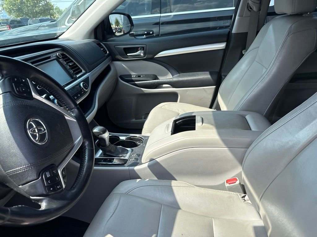 Used 2015 Attitude Black Metallic Toyota XLE V6 image 7