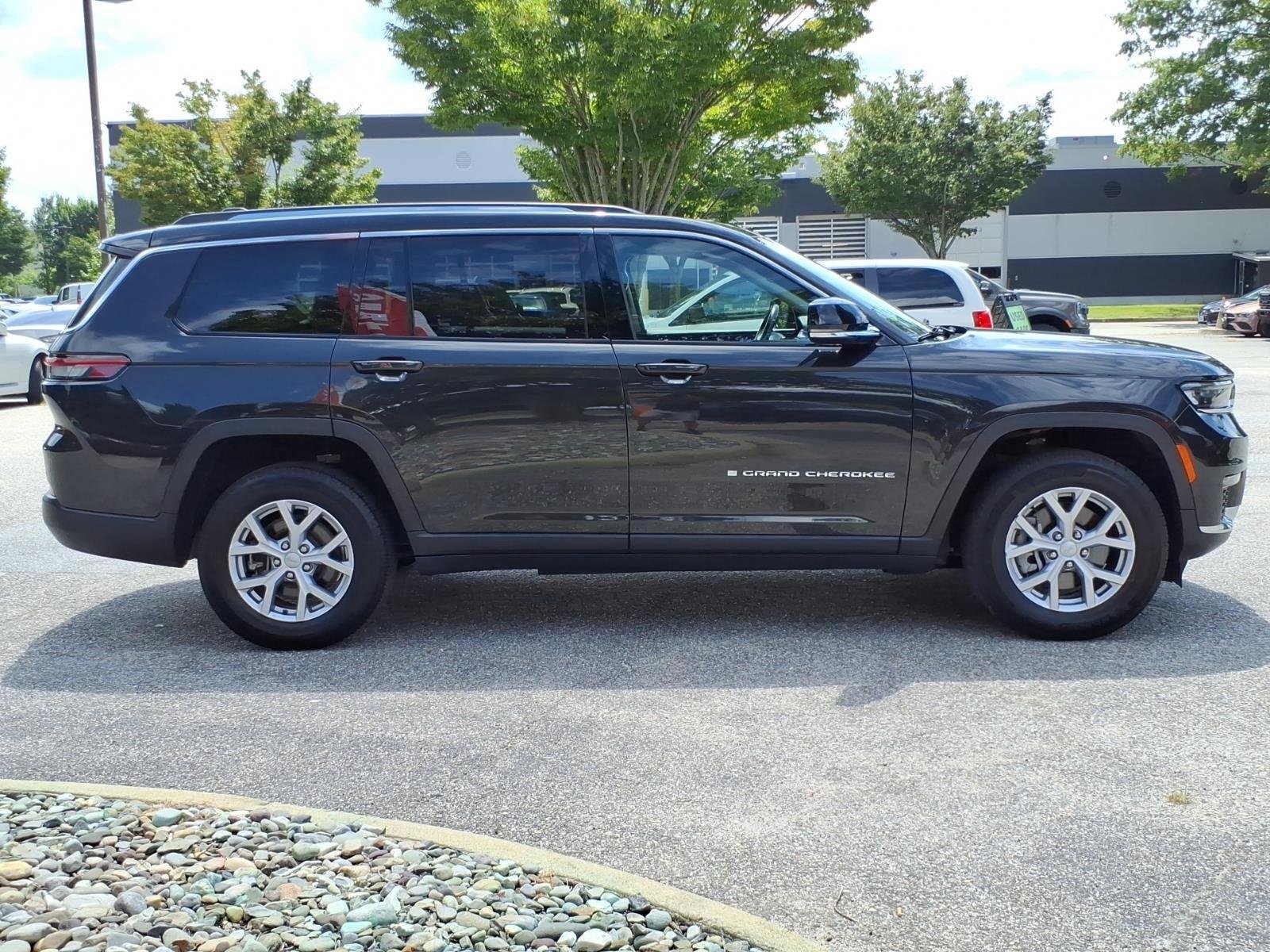 Used 2021 Rocky Mountain Pearlcoat Jeep Limited image 7