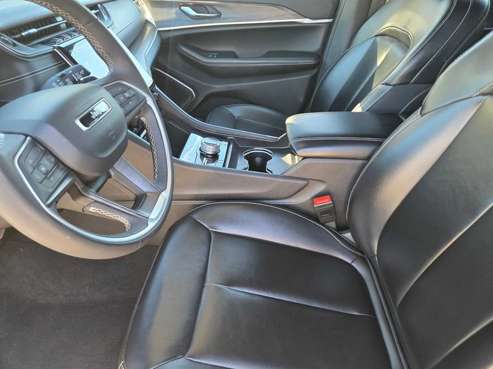 Used 2024  Jeep  image 21