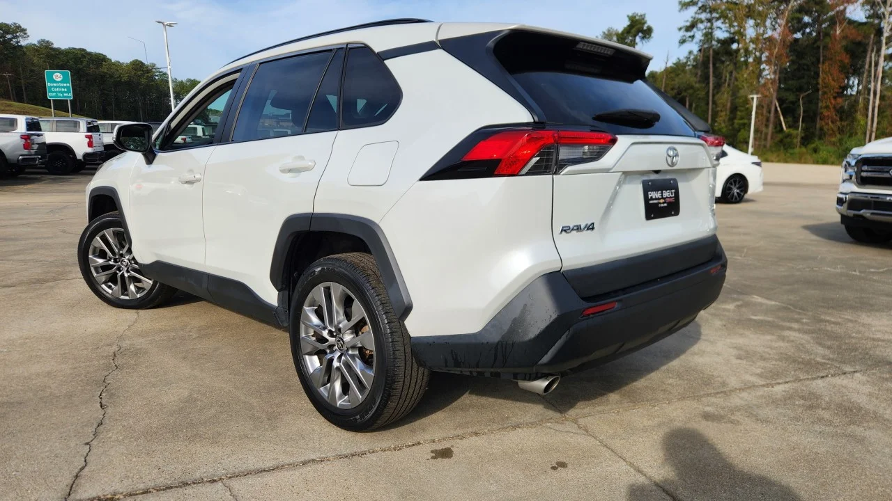 Used 2023 White Toyota XLE Premium image 4