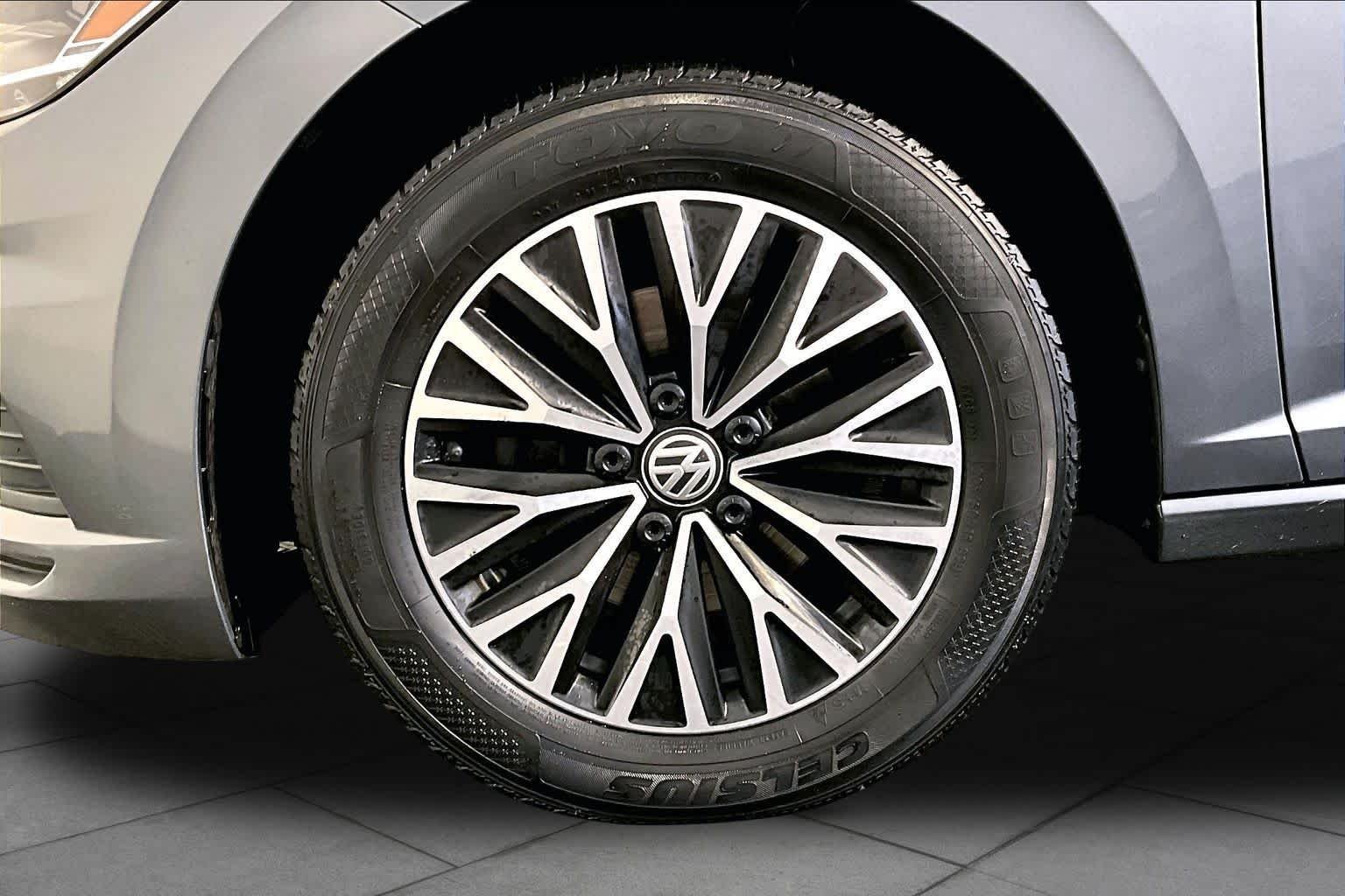 Used 2019 Platinum Gray Metallic Volkswagen SE image 11
