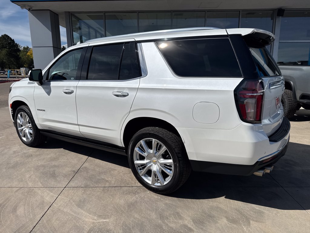 Used 2022 IRIDESCENT PEARL TRICOAT Chevrolet High Country image 3