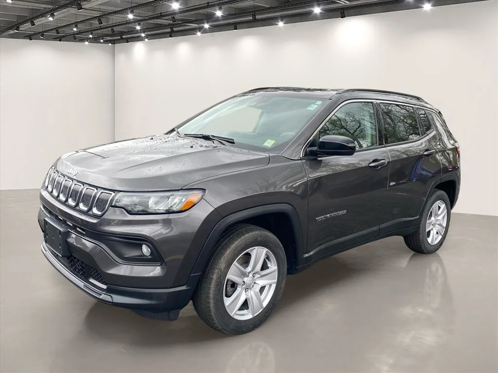 Used 2022 Granite Crystal Metallic Clearcoat Jeep Latitude image 3