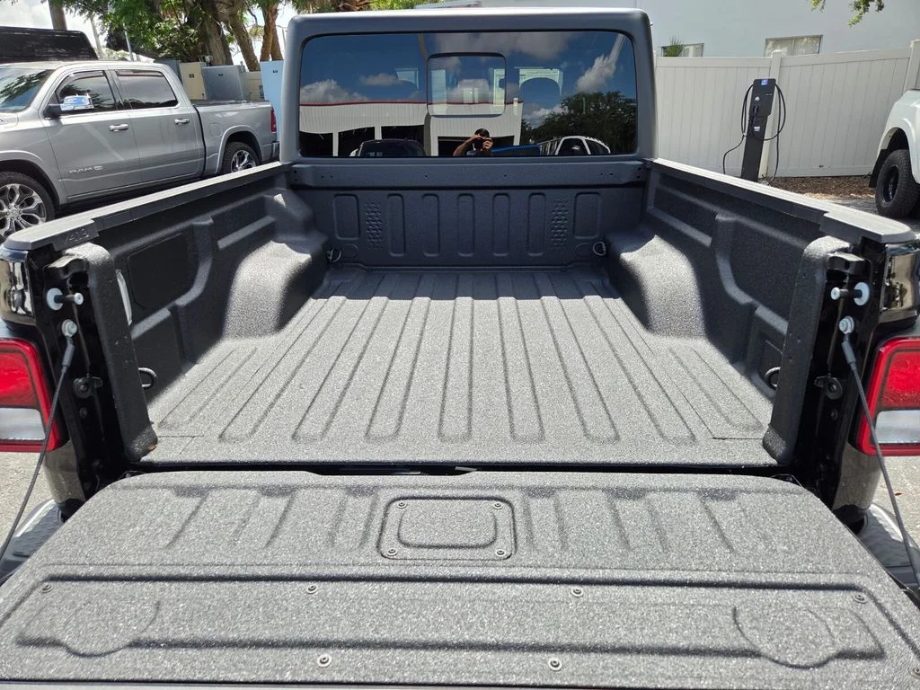 New 2026 Black Clear-Coat Exterior Paint Jeep 85th Anniversary Edition image 9