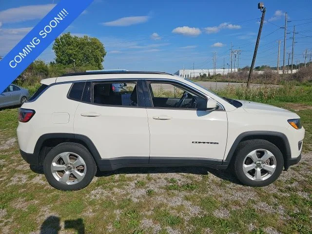 Used 2017 White Jeep Latitude image 2
