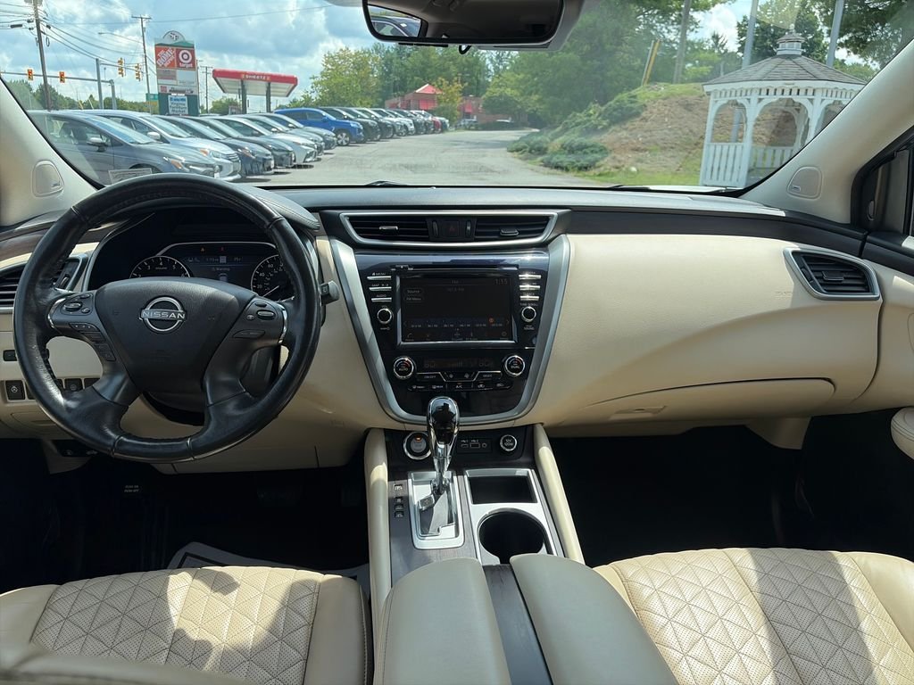 Used 2024 Pearl White Nissan Platinum image 13