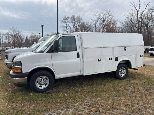 New 2025 Summit White Chevrolet 1WT image 3