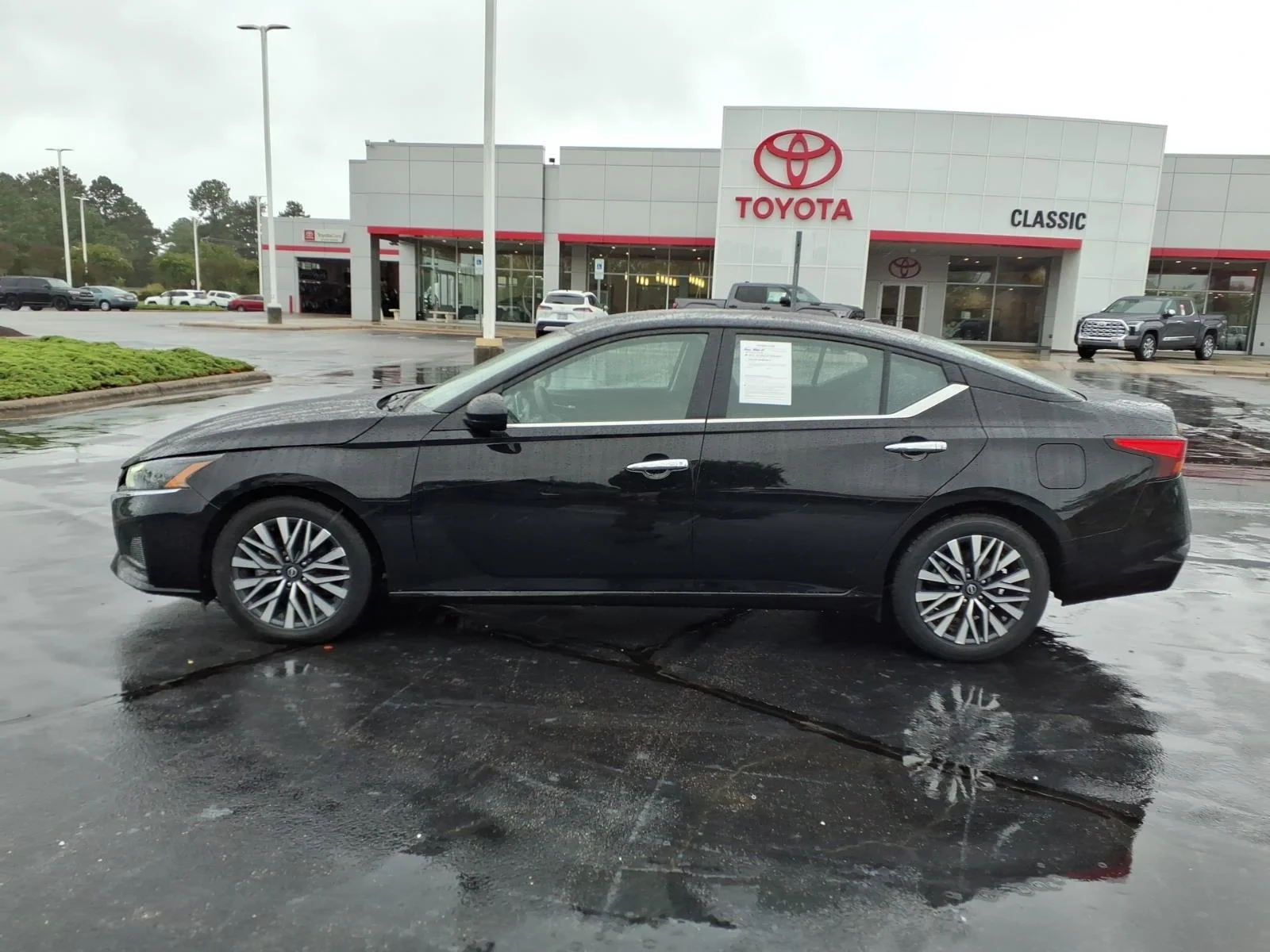 Used 2025 Super Black Nissan SV image 3