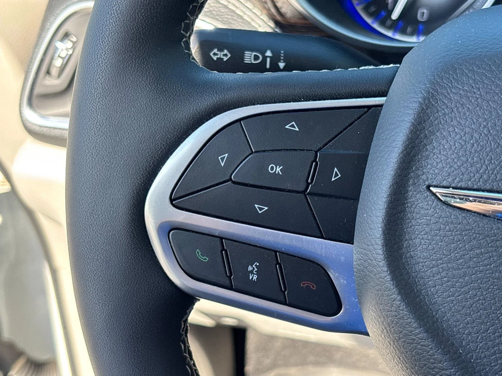 Used 2023  Chrysler Limited image 18