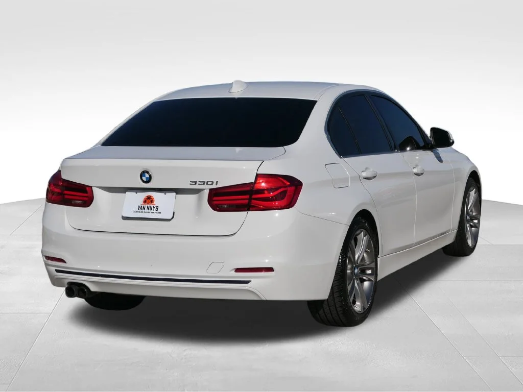Used 2018 Alpine White BMW 330i image 2