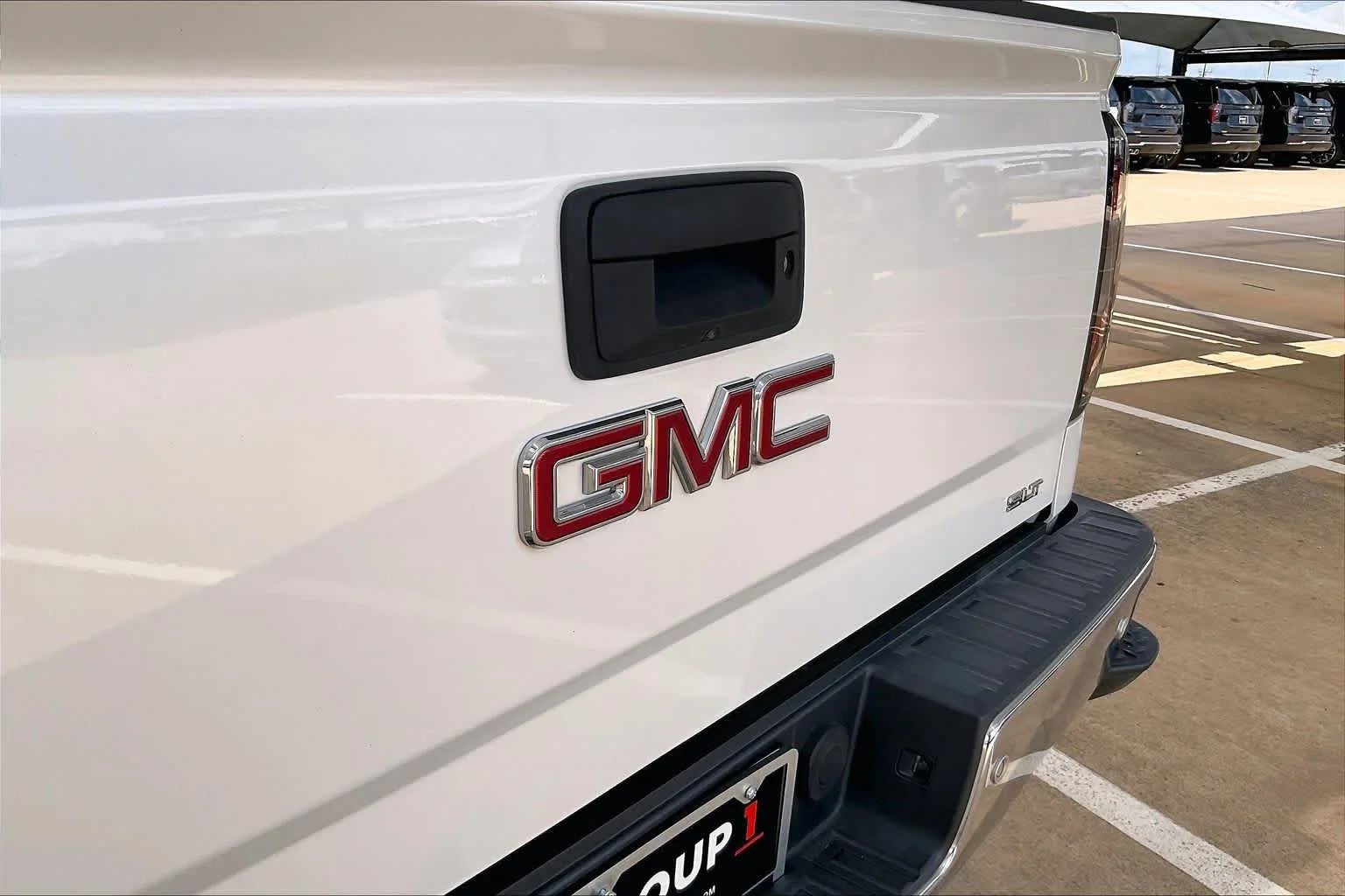 Used 2018 White Frost Tricoat GMC SLT image 29