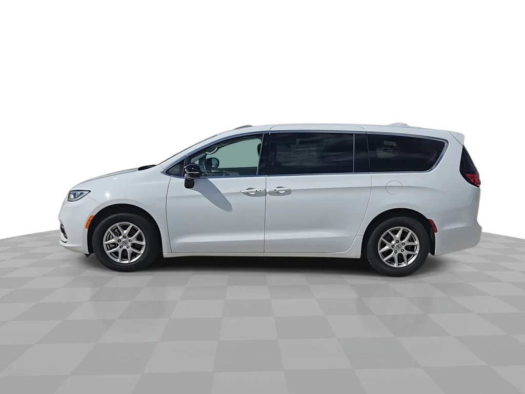Used 2024 White Chrysler Touring L image 5