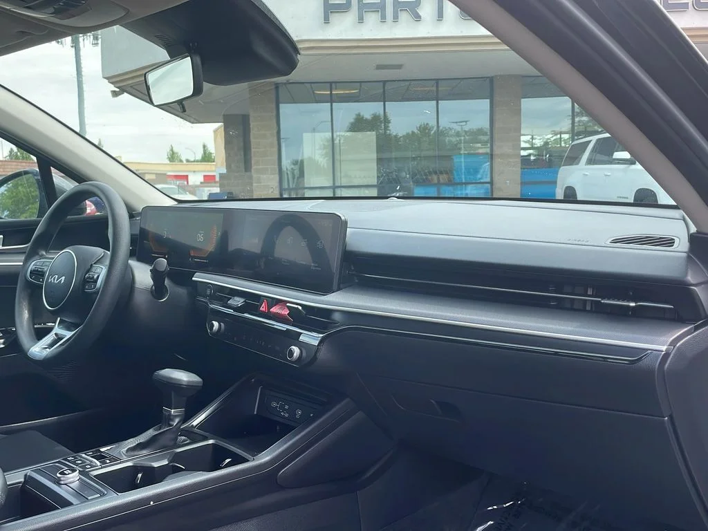 2025 Kia K5 LXS - Photo 19