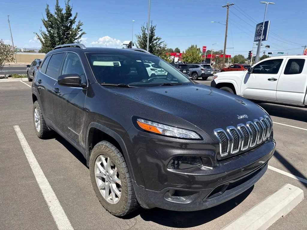 Used 2016 Gray Jeep Latitude image 3