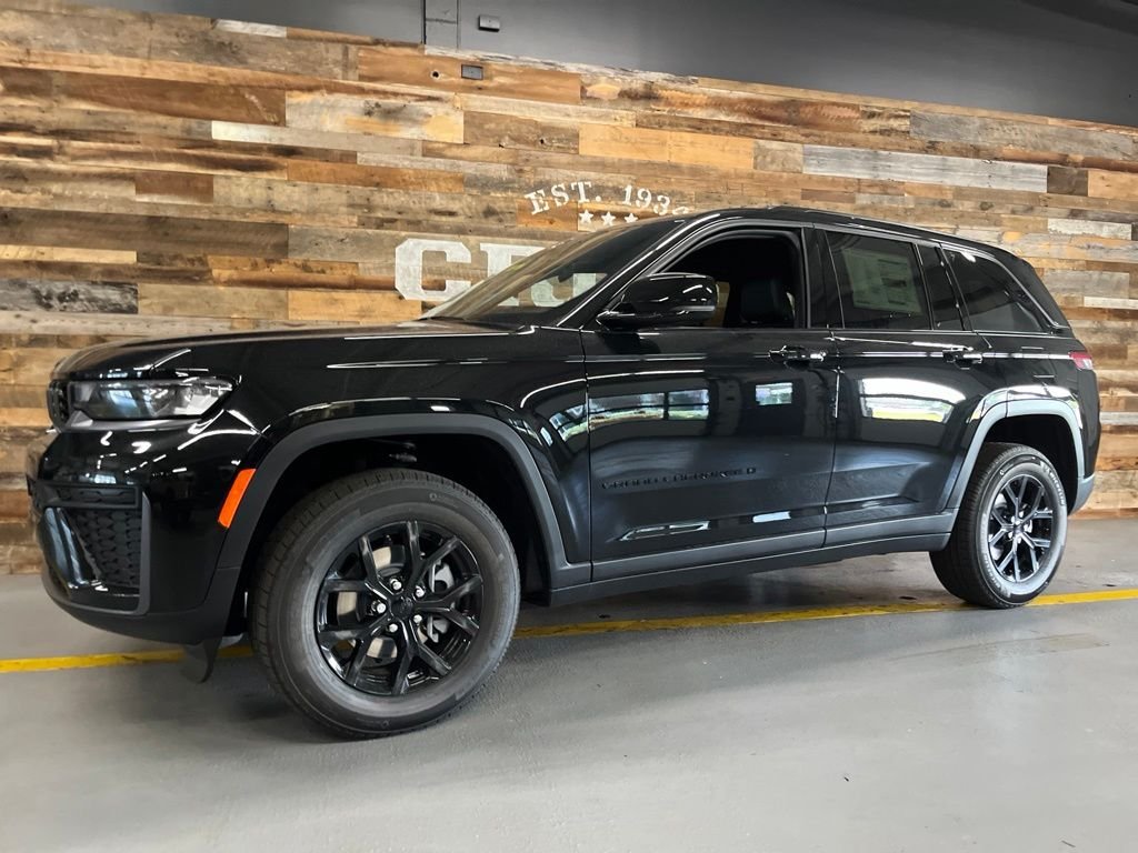 New 2026 Diamond Black Crystal Pearl-Coat Exterior Paint Jeep Altitude image 14