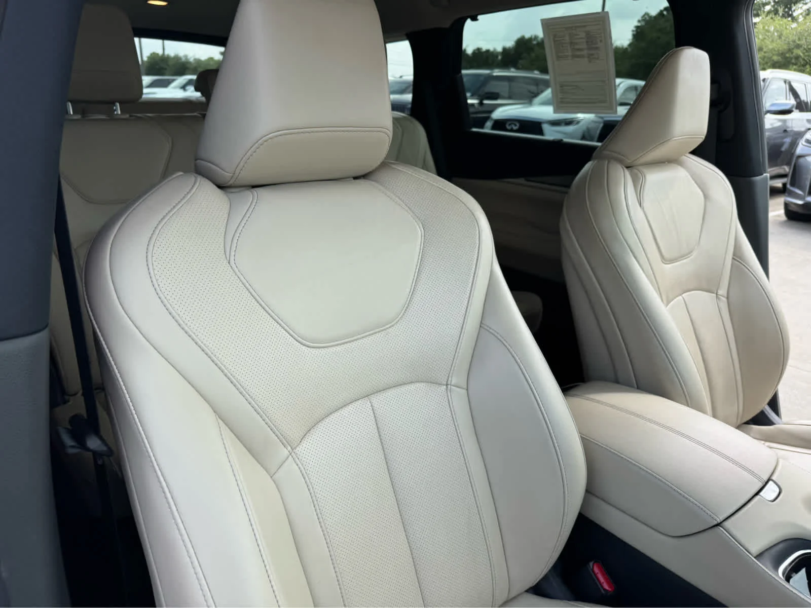 Certified Used 2023 Majestic White INFINITI LUXE image 10