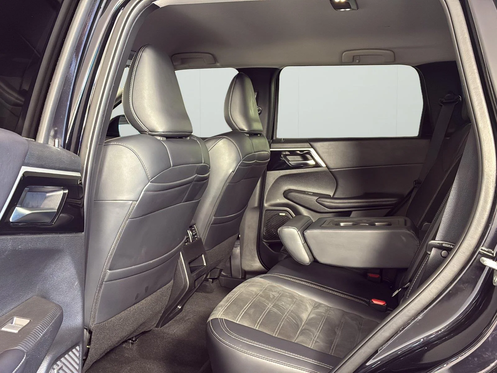 Used 2025 Black Diamond Mitsubishi SE image 13