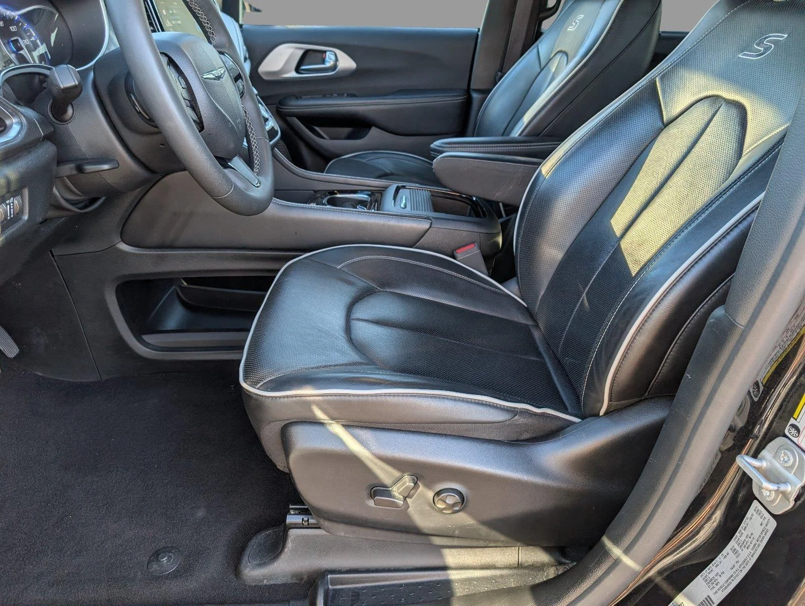 Used 2025 Diamond Black Crystal Pearlcoat Chrysler Limited image 3