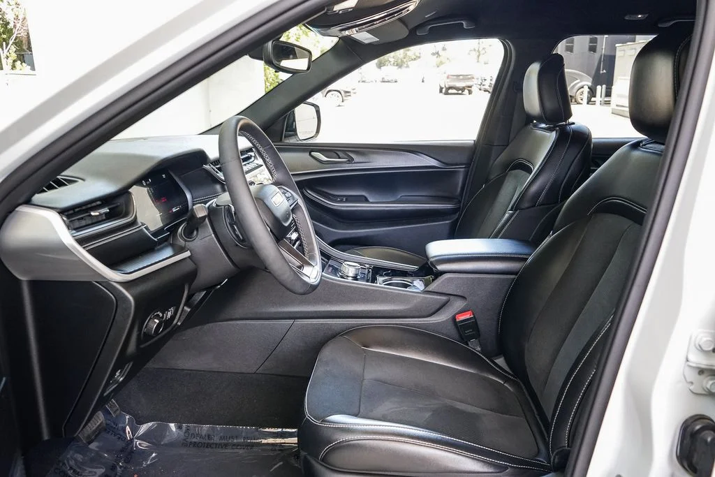 Used 2023 White Jeep Altitude X image 17