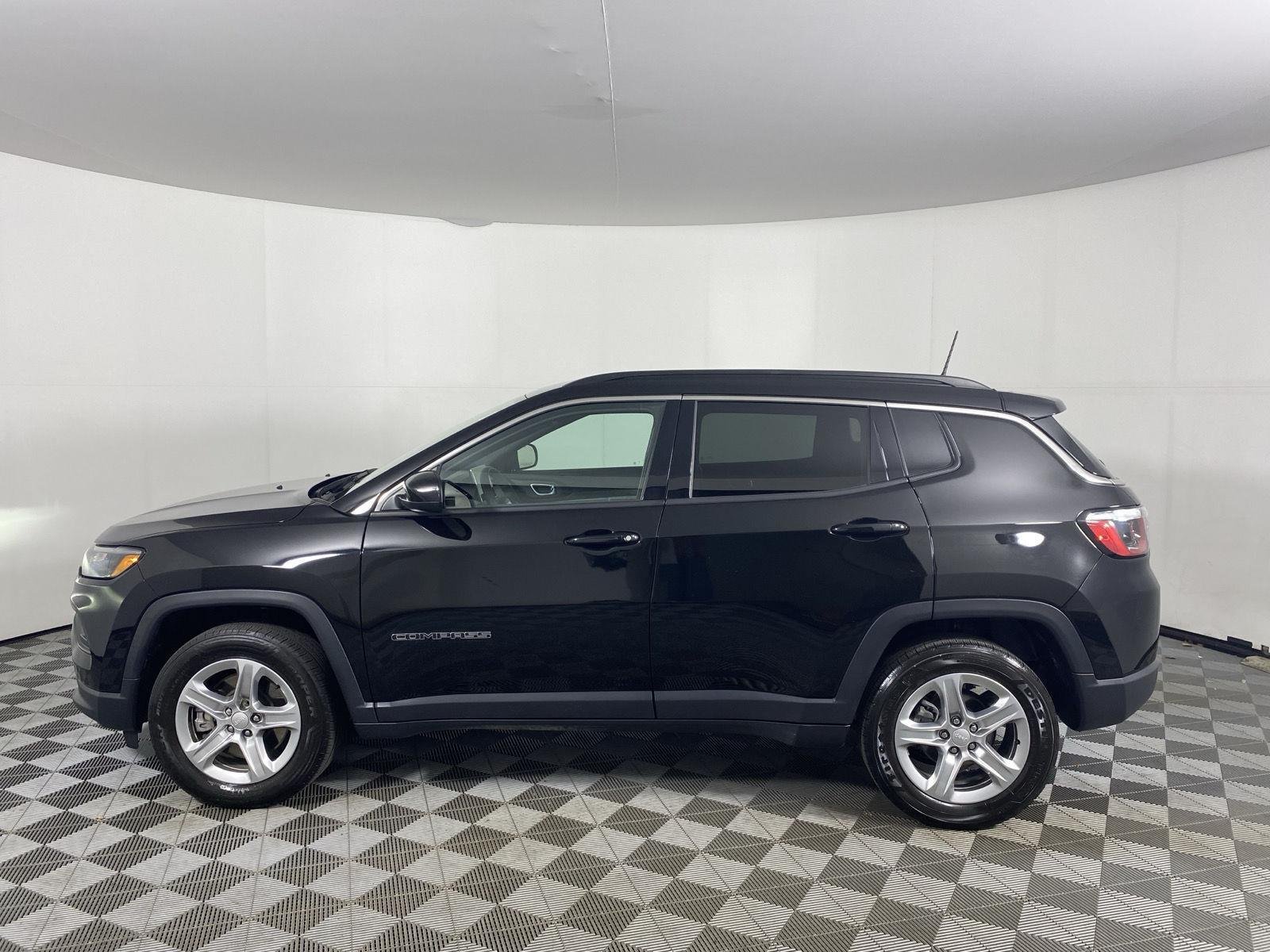 Used 2023 Diamond Black Crystal Pearlcoat Jeep Latitude image 9