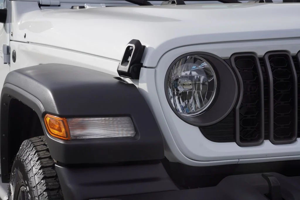 Used 2025 White Jeep Sport S image 10