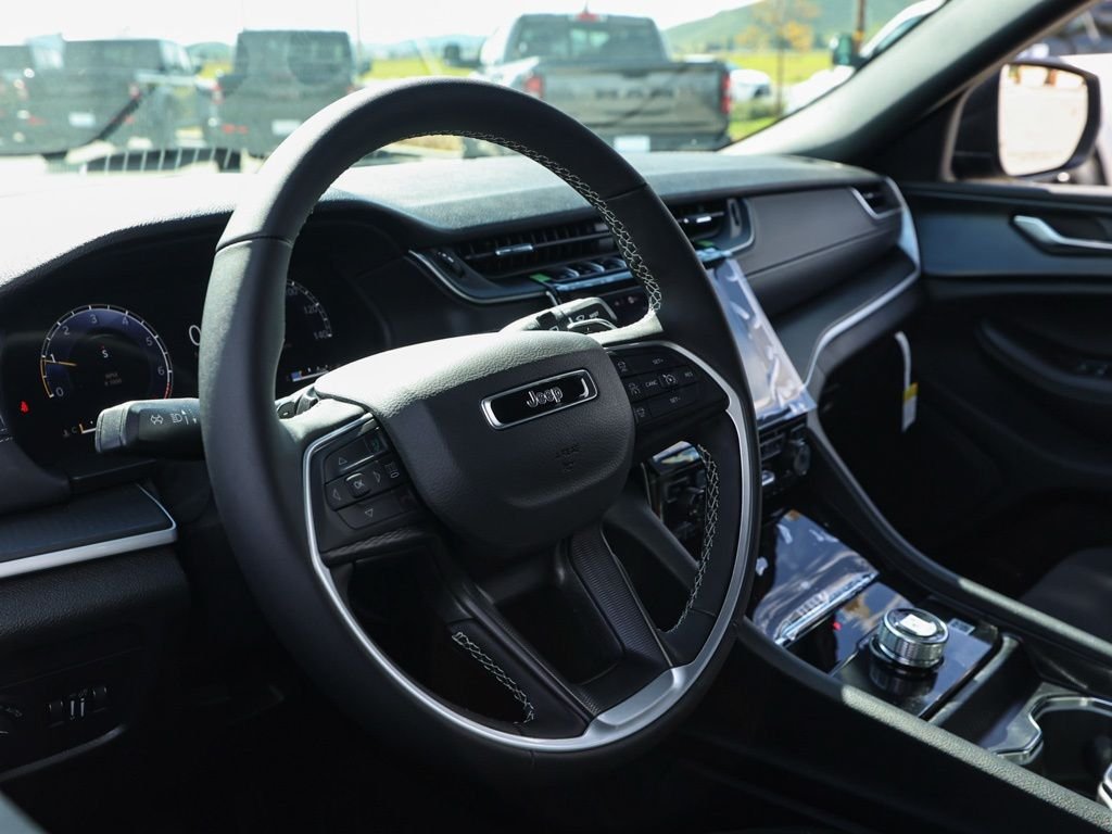 New 2026 Diamond Black Crystal Pearl-Coat Exterior Paint Jeep Laredo image 13