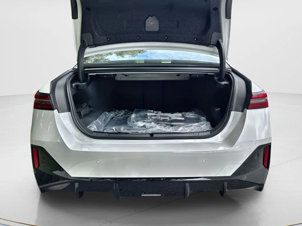 2025 BMW i5 M60 - Photo 28