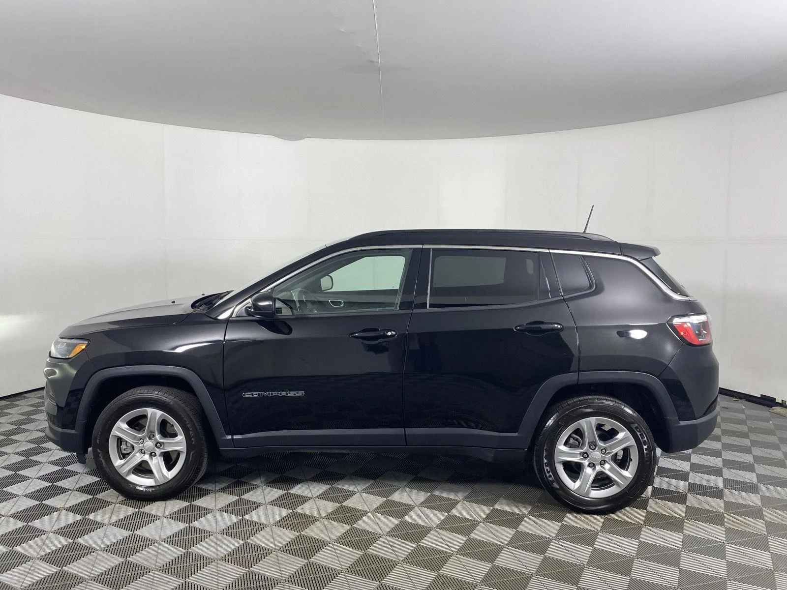Used 2023 Diamond Black Crystal Pearlcoat Jeep Latitude image 9