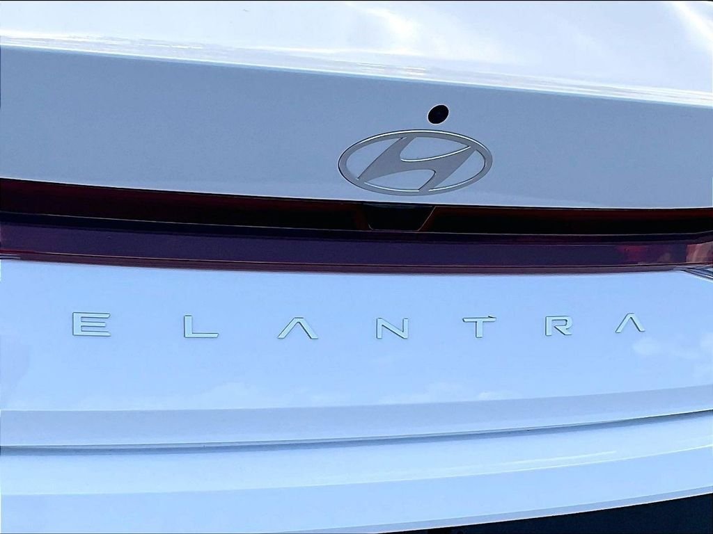 Used 2025 White Hyundai SE image 27