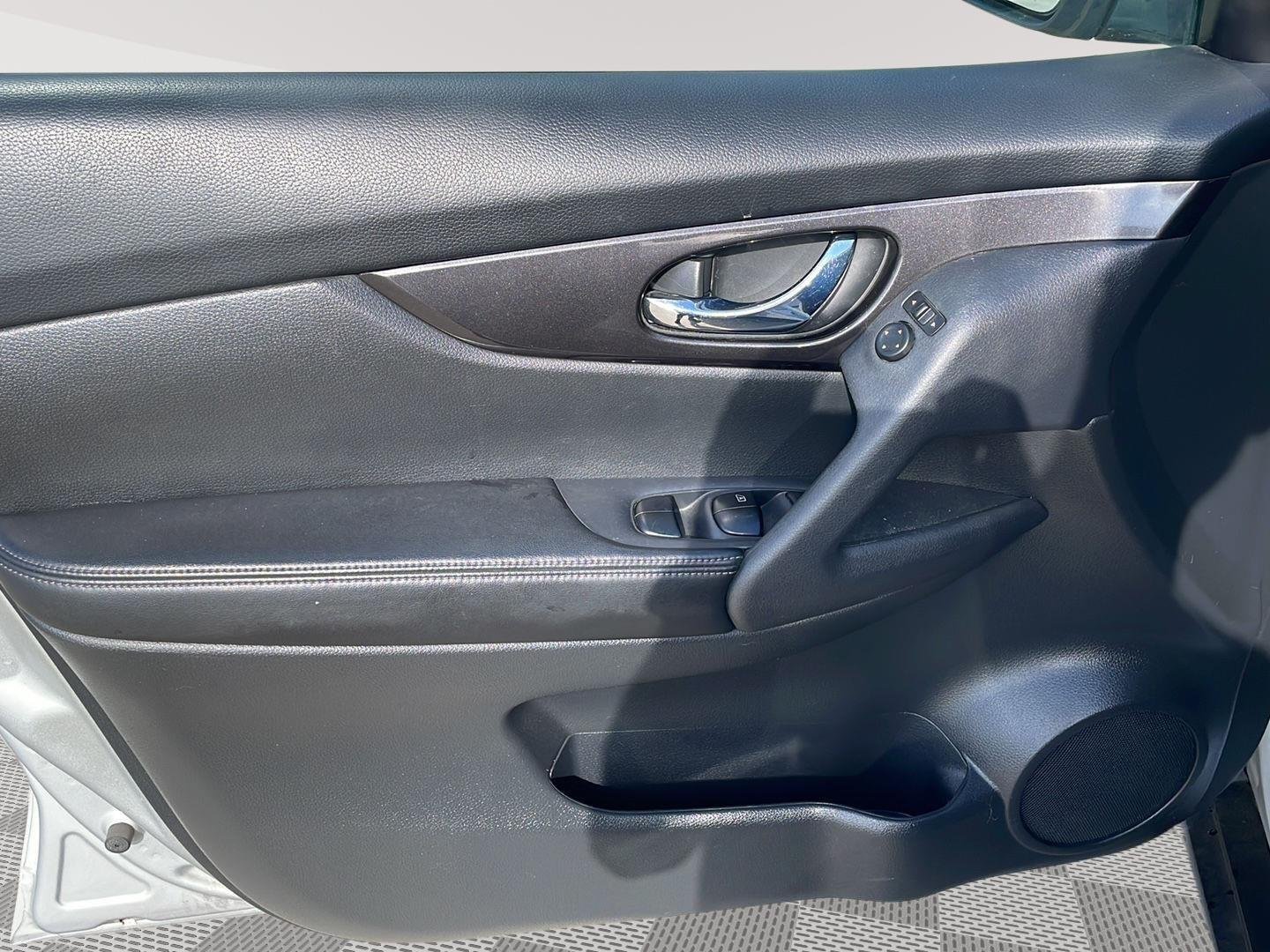 Used 2018 Brilliant Silver Nissan S image 10