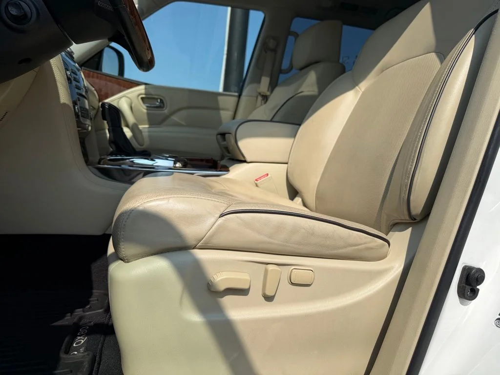 Used 2018 White INFINITI Base image 29