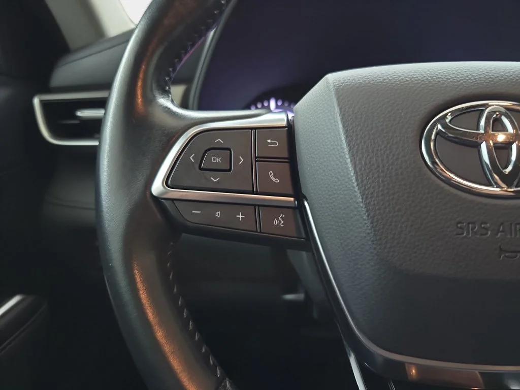 Used 2020  Toyota LE image 19