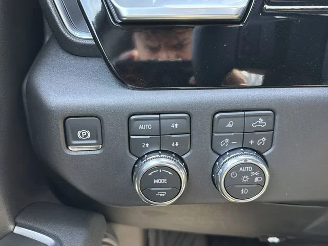 New 2026 Sterling Metallic GMC Elevation image 29
