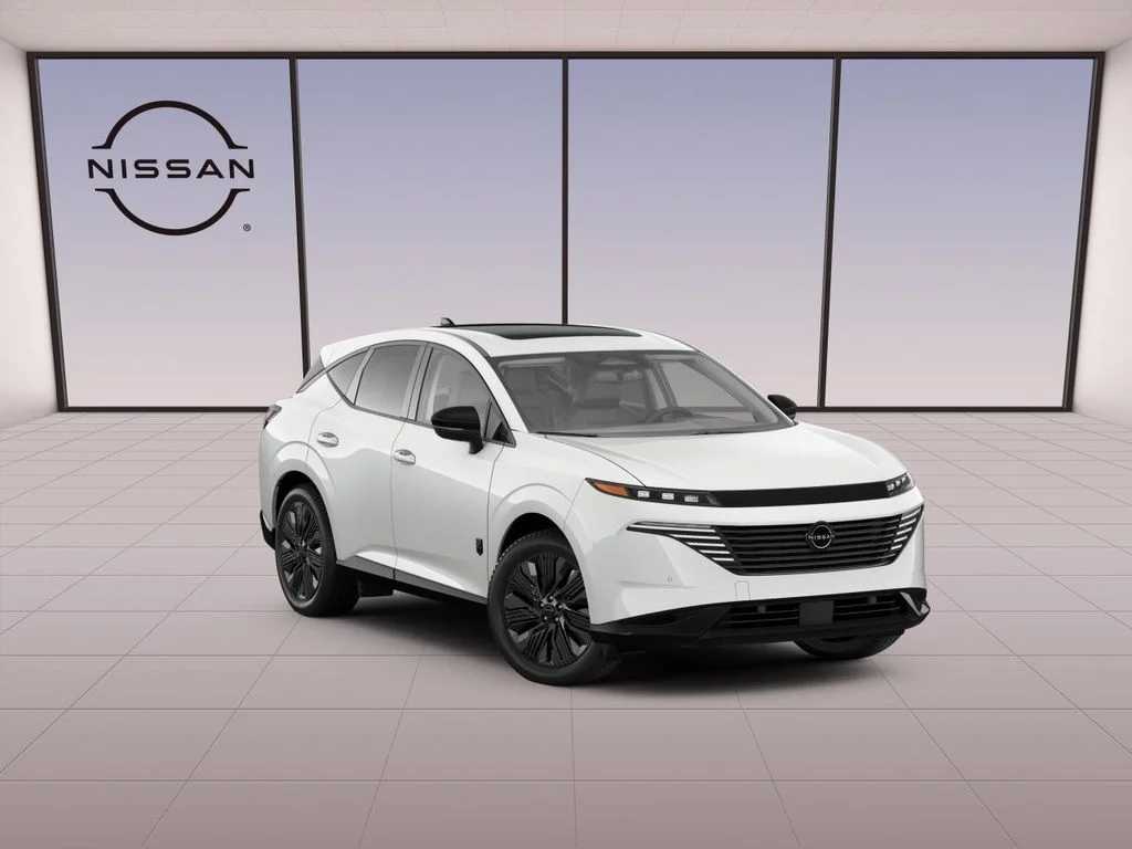 New 2027 Everest White Pearl TriCoat Nissan Dark Armor image 3