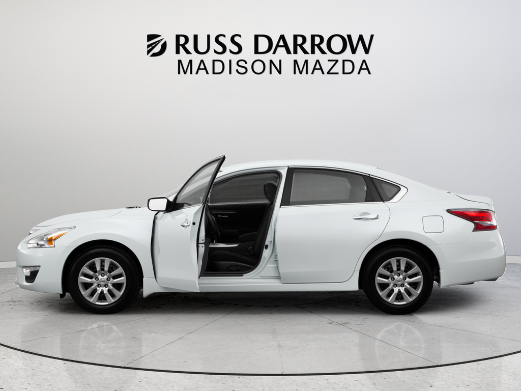 Used 2015 Nissan Altima S with VIN 1N4AL3AP2FC476899 for sale in Madison, WI
