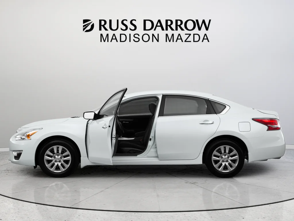 Used 2015 White Nissan 2.5 S image 2