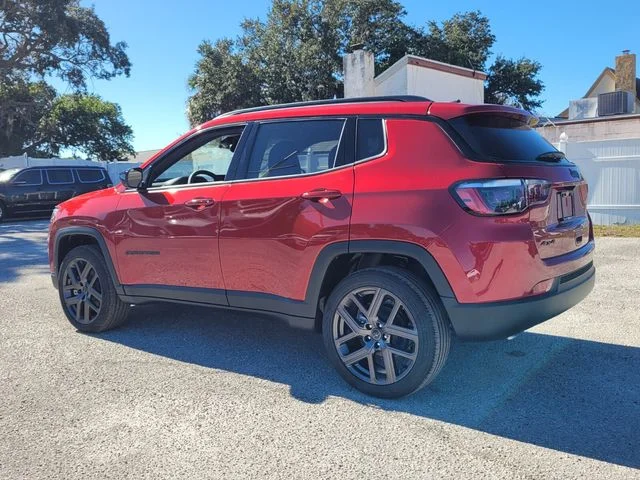 New 2026 Red Hot Pearl-Coat Exterior Paint Jeep Latitude image 5