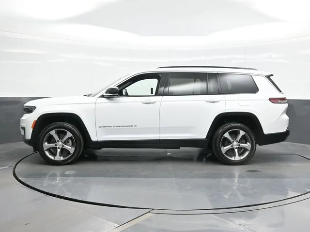 Used 2025 White Jeep Limited image 4