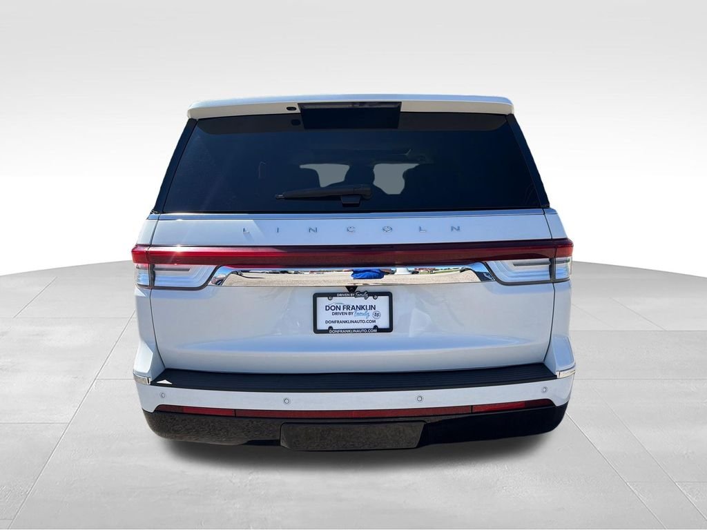 Used 2023 White Lincoln Reserve image 4